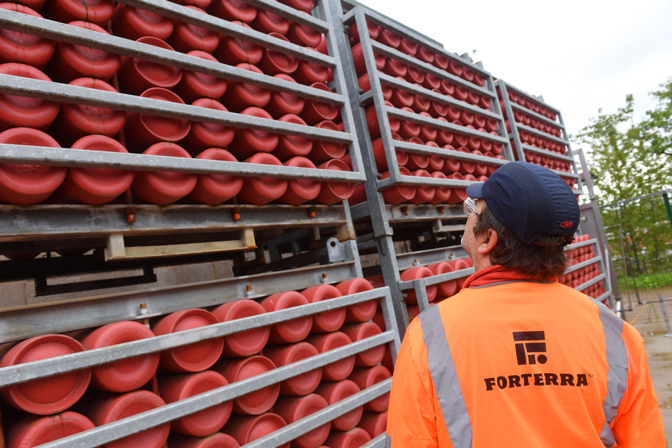 Hydrogen cylinder packs used in successful trial by Forterra to decarbonize brick production